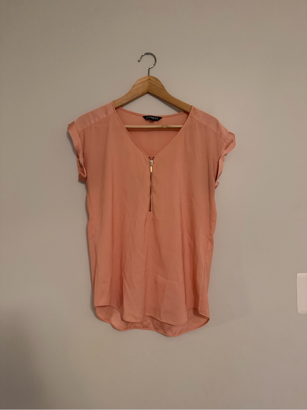 Express Peach Short-Sleeve V-Neck Top with Front Zip